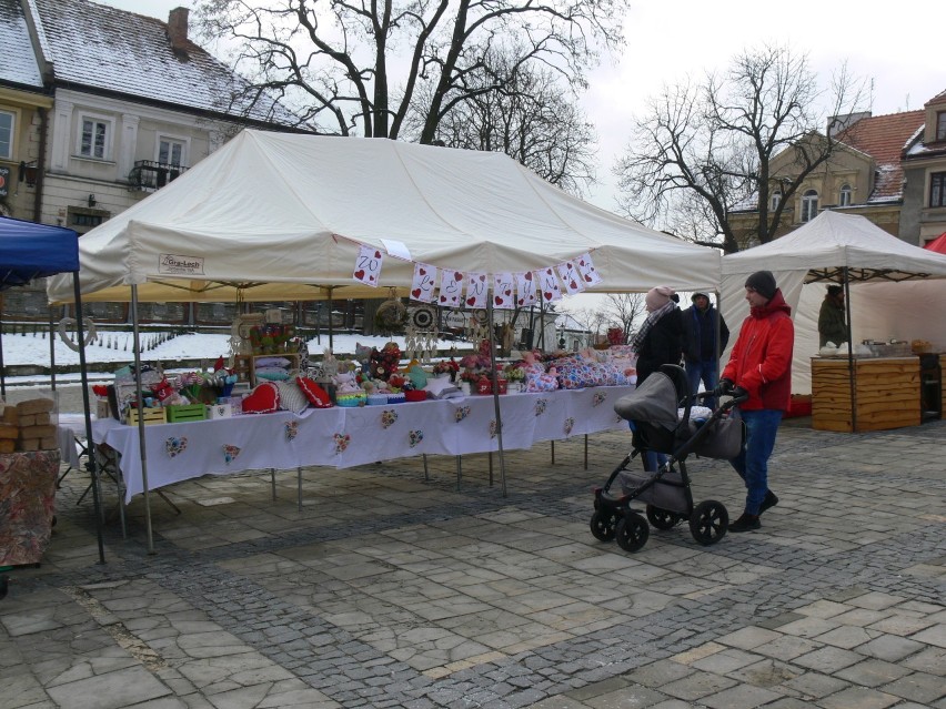 W Sandomierzu trwa walentynkowa akcja "Miło-Mierz". Na Rynku wypuszczono tysiąc balonów z życzeniami marzeniami  