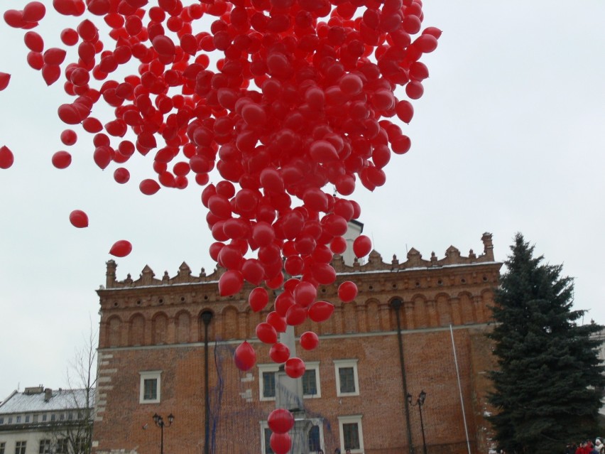W Sandomierzu trwa walentynkowa akcja "Miło-Mierz". Na Rynku wypuszczono tysiąc balonów z życzeniami marzeniami  