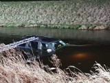 Mrzezino: Jeep wpadł do rzeki przy ul. Gdyńskiej. Kierowca został zabrany do szpitala | ZDJĘCIA, NADMORSKA KRONIKA POLICYJNA