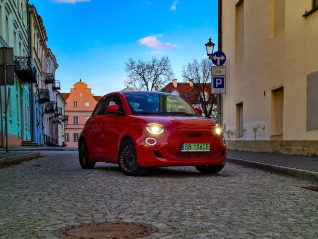 Fiat 500 Electric - 205 egzemplarzy
Fiat 500e II został po raz pierwszy zaprezentowany w połowie 2020 roku. Fiat 500e II jest również pierwszym modelem w swoim segmencie, który oferuje funkcję jazdy autonomicznej na poziomie drugim. Z zewnątrz Fiat 500e mocno nawiązuje do poprzednika Można się wręcz pokusić o stwierdzenie, że mamy raczej do czynienia z liftingiem niż całkowicie nową generacją. Samochód jest jednak całkowicie nową konstrukcją, bazującą na nowej platformie. Pojawiły się w pełni LED-owe reflektory, które co prawda spłaszczono od góry, ale za sprawą charakterystycznych „brwi” do jazdy dziennej skutecznie nawiązują do okrągłych świateł poprzedniej 500-tki. Zamiast znaczka Fiata na imitacji atrapy chłodnicy pojawiło się duże logo  500. Powrócono też do „pełnych” kloszy tylnych lamp. Nowy Fiat 500e jest o 6 cm dłuższy i szerszy od poprzednika, a jego rozstaw osi wzrósł o 2 cm. Auto mierzy 3632 mm długości, 1900 mm szerokości oraz 1527 mm wysokości, zaś rozstaw osi liczy 2322 mm. Bagażnik pomieści od 185 do 550 litrów (po złożeniu oparć). Całkowicie nowa jest kabina małego Fiata. Pojawiła się zupełnie nowa deska rozdzielcza z centralnie umieszczonym ekranem multimediów o przekątnej 10,25 cala, zestaw wirtualnych zegarów oraz dwuramienna, spłaszczona u dołu kierownica z logo 500.
Bazowy Fiat 500e ma baterie o pojemności 23,8 kWh, generuje 95 KM i przyspiesza od 0 do 100 km/h w 9,5 sekundy, zaś jego prędkość maksymalna to 135 km/h. Zasięg wynosi 190 km. Mocniejszy wariant z bateriami 42 kWh generuje 118 KM, przyspiesza od 0 do 100 km/h i rozpędza się do 150 km/h. Zasięg wynosi od 299 do 322 km, w zależności od wersji nadwozia. Bazowy Fiat 500e hatchback Action kosztuje od 122 000 zł, zaś bogatsze warianty Icon i Red kosztują odpowiednio 133 500 zł i 137 300 zł. Wariant o mocy 118 KM i bateriami 42 kWh zaczyna się od konfiguracji Icon i kosztuje od 147 800 zł. Występuje on też w topowej specyfikacji La Prima By Bocelli za 170 200 zł. Wariant 3+1 z bateriami 23,8 kWh w wersji Icon kosztuje od 139 500 zł, zaś z akumulatorami 42 kWh od 153 000 zł. Bazowe Cabrio Icon z bateriami 23,8 kWh to koszt 143 400 zł, zaś z 42 kWh 156 800 zł za opcję Icon.