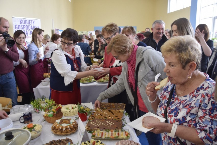 Zapachniało świętami! Tłumy na 12. Powiatowych Prezentacjach Potraw i Tradycji Wielkanocnych w Aleksandrowie Kujawskim [zdjęcia]