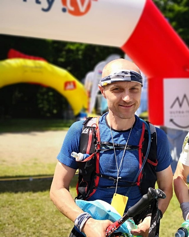 Pasja, determinacja i wytrzymałość fizyczna - dzięki nim Krzysztof Horaczy z powodzeniem ukończył bieg Ultra Trail Małopolska. Białostoczanin w ponad dwie doby pokonał dystans 240 km, zajmując na podium III miejsce. Jak wyglądały przygotowania mężczyzny do biegu? Czemu zawdzięcza swój sukces? Kliknij w galerię zdjęć, by zobaczyć zdjęcia z biegu Ulta Trail Małopolska.