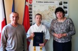 Andrzejewo. Wiktoria Pędzich, młoda utalentowana karateczka, dostała stypendium od wójt gminy Beaty Ponichtery