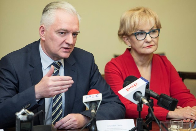 Minister nauki Jarosław Gowin odwiedził Uniwersytet Kazimierza Wielkiego w Bydgoszczy. Wizyta związana jest z ogłoszonym w poniedziałek projektem zmian w szkolnictwie wyższym, czyli Konstytucji dla Nauki, która wprowadza pojęcie "uczelni badawczych". Ma to być elitarne grono dziesięciu uczelni, które mają głównie zajmować się badaniami naukowymi. Za prestiżem idą pieniądze - wybrane uczelnie mają otrzymywać przez 6 lat dotacje wyższe o co najmniej 10 procent. W naszym regionie na znalezienie się w tej grupie największą szansę ma Uniwersytet Mikołaja Kopernika w Toruniu. Inne regionalne uczelnie mają szansę na dofinansowania w ramach konkursu Regionalne Inicjatywy Doskonałości - każdego roku w puli konkursowej do rozdania będzie 100 milionów złotych. Co istotne, o te pieniądze nie będą mogły starać się uczelnie badawcze.