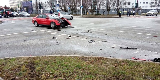 Wypadek na ul. Sosnkowskiego w Opolu. Kierowca audi wjechał w karetkę, pojazd wypadł z jezdni.