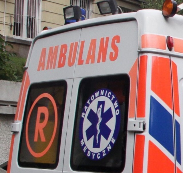 75-letni mężczyzna trafił do szpitala po zderzeniu z z motocyklem