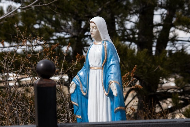 8 grudnia w Kościele katolickim obchodzona jest uroczystość Niepokalanego Poczęcia Najświętszej Maryi Panny. Ten dzień przypomina prawdę, że Maryja od chwili swego poczęcia była wolna od grzechu pierworodnego. 8 grudnia odprawiana jest także "Godzina Łaski dla Całego Świata".