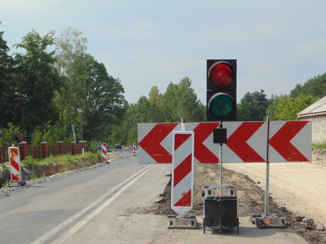 Mieszkańcy Komaszyc są zaskoczeni, że firma pracująca przy przebudowie drogi 747 wykorzystuje popiół.