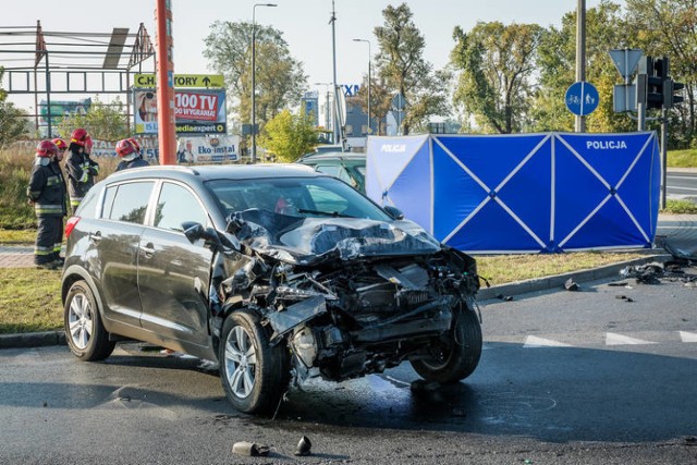 Wydział Kryminalny Komendy Miejskiej Policji w Bydgoszczy pod nadzorem Prokuratury Rejonowej Bydgoszcz - Północ prowadzi śledztwo w sprawie wypadku drogowego.

Do tragedii doszło w niedzielę 1 października br. o godzinie 7.58 w Bydgoszczy na ulicy Kamiennej przy skrzyżowaniu z ulicą Fabryczną. Tam z nieustalonych przyczyn zderzyły się dwa pojazdy osobowe marki Kia oraz Peugeot. W wyniku zderzenia śmierć na miejscu poniosła pasażerka peugeota.

Świadkowie proszeni są o kontakt osobisty z funkcjonariuszami Komendy Miejskiej Policji w Bydgoszczy przy ul. Wojska Polskiego 4F lub telefoniczny pod numerem tel. 52 525-56-93, całodobowo 52 525-51-59.

Zobacz również:
Info z Polski, 12.10.2017
