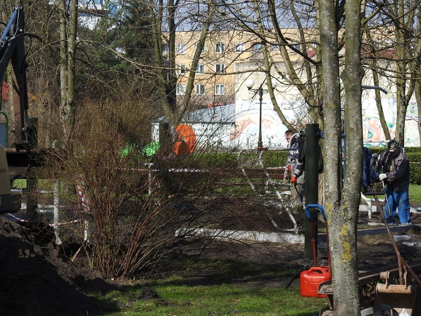 Budowa siłowni pod chmurką i placu zabaw w parku w Bielsku...