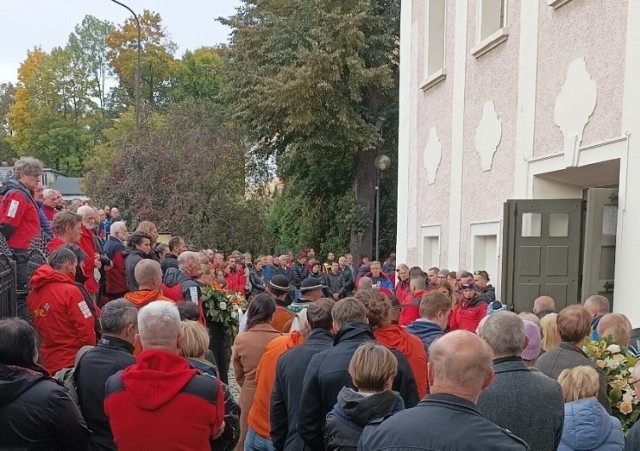 Pogrzeb Roksany Knapik i Andrzeja Sokołowskiego na cmentarzu w Sobieszowie, w Jeleniej Górze