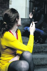 Palenie papierosów na klatce schodowej: prawo nie zabrania. Czas zmienić ustawę? [DYSKUTUJ]