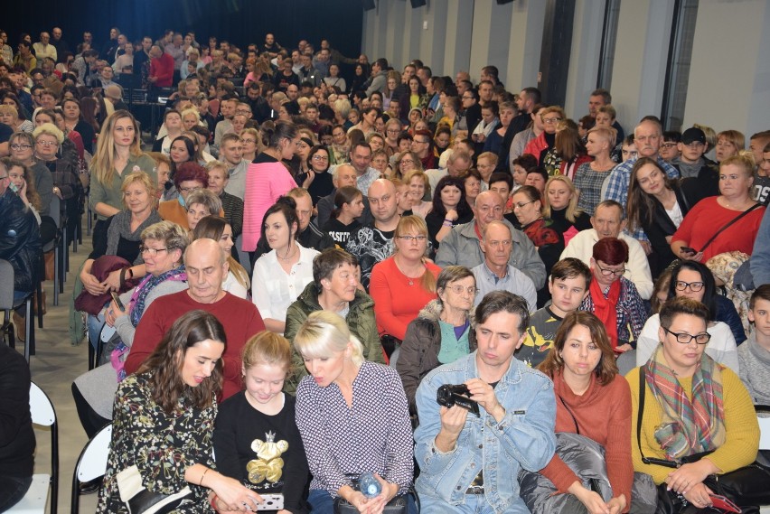 Tłumy na spotkaniu z Przemkiem Kossakowskim zorganizowanym przez pleszewską bibliotekę