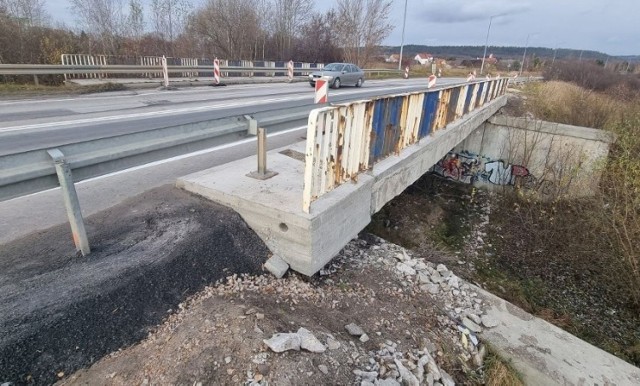 Ulica Radomska w Kielcach czeka na dokończenie remontu. Prace wykonano w ubiegłym roku tylko na połowie jezdni i wiaduktu.