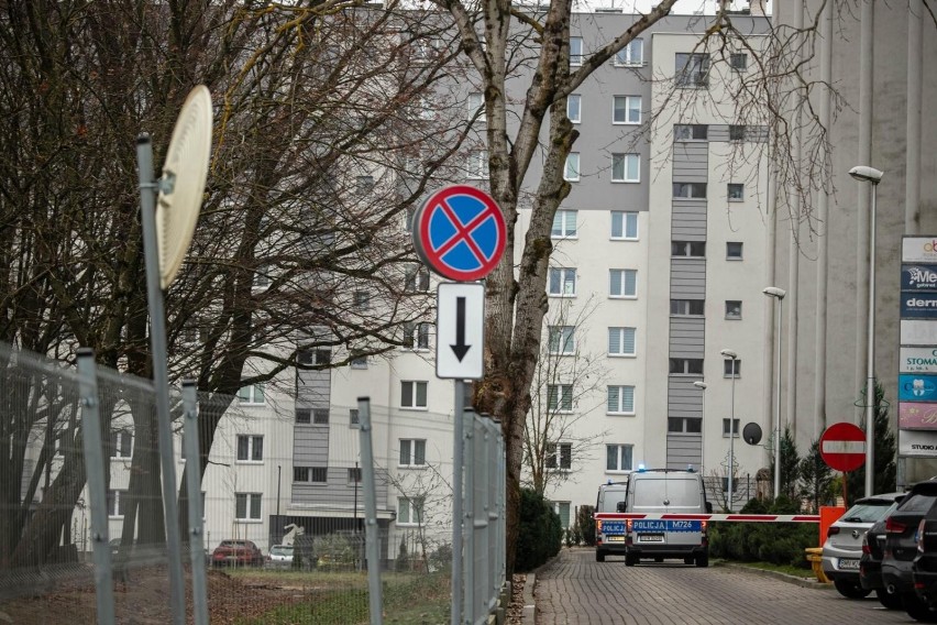 Na dachu bloku znaleziono wózek dziecięcy, telefon komórkowy...