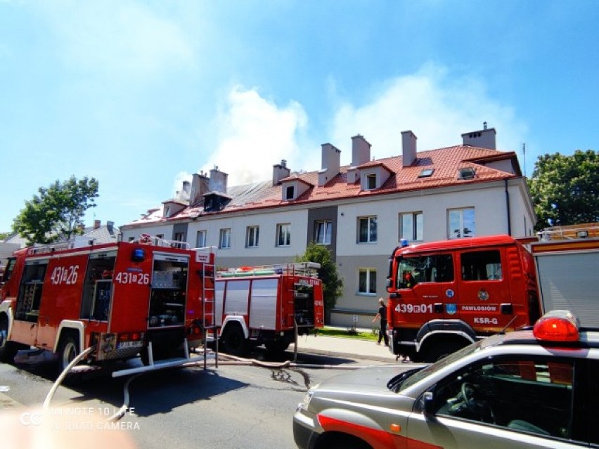 Pożar w centrum Radymna. Pali się poddasze kamienicy. Strażacy w akcji