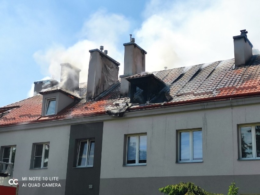 Pożar w centrum Radymna. Pali się poddasze kamienicy. Strażacy w akcji