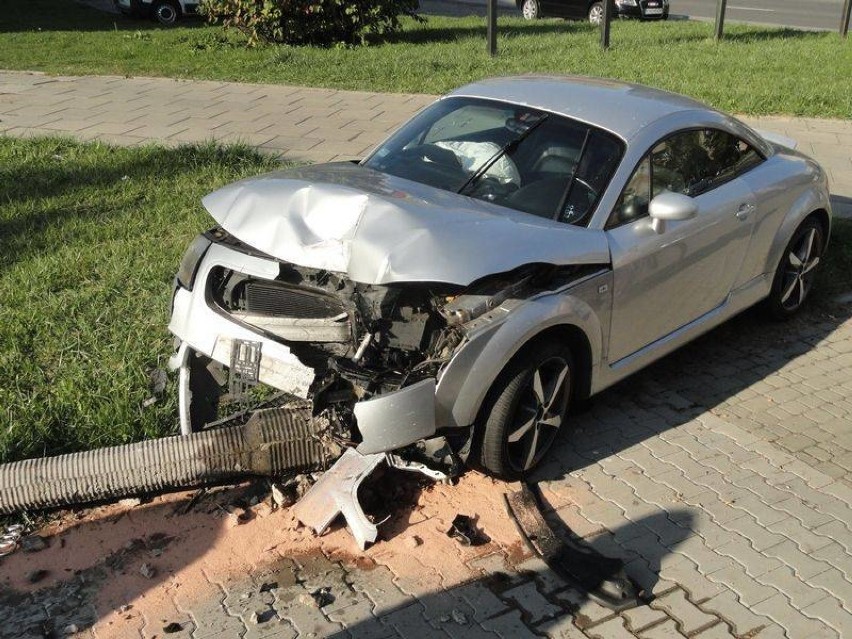 Nowy Sącz. Audi „skosiło" słup sieci energetycznej [ZDJĘCIA]