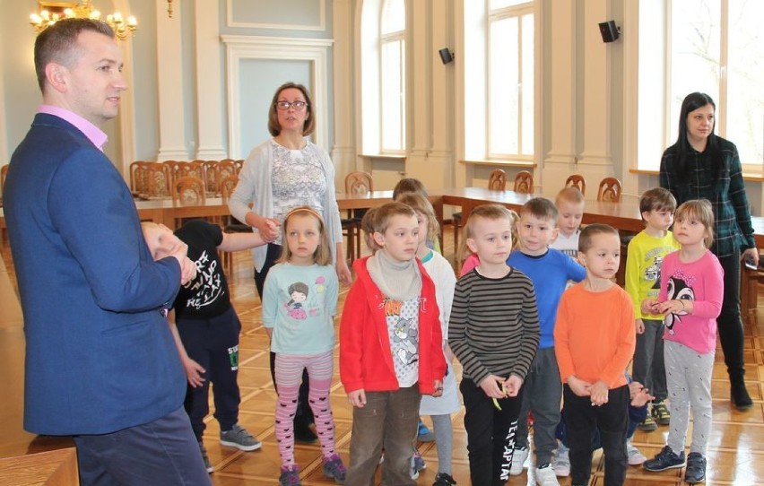 Przedszkolaki odwiedziły Starostwo Powiatowe w Puławach (Zdjęcia)