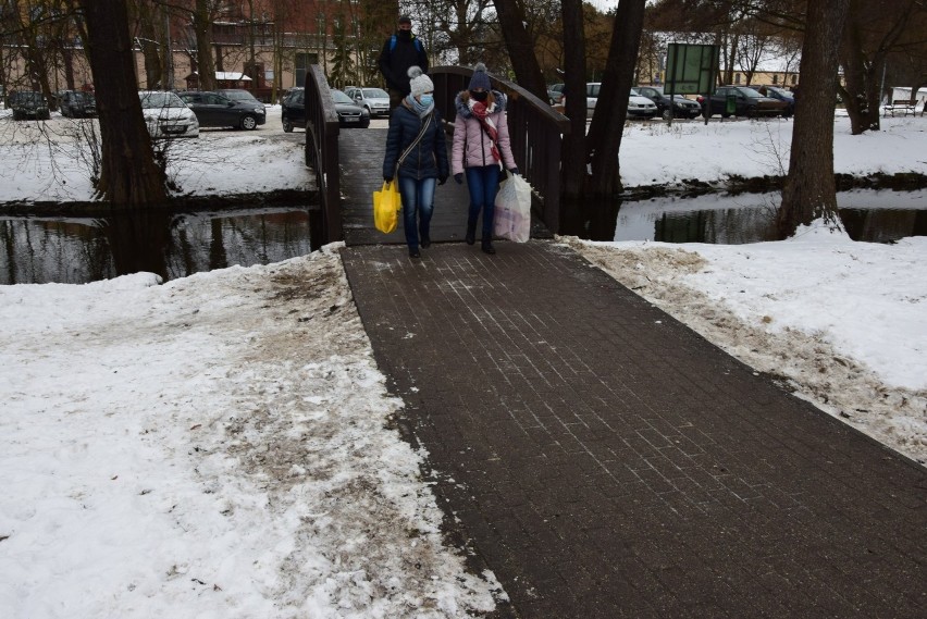  - To niebezpieczne miejsce – alarmują Czytelnicy. Co najmniej dwa przypadki kontuzji na mostku nad Paklicą