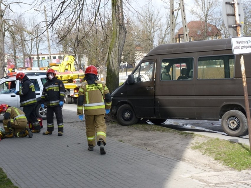 Wypadek na ul. Sierakowskiego w Radomsku. Pijany kierowca sprintera uderzył w land rovera [ZDJĘCIA]