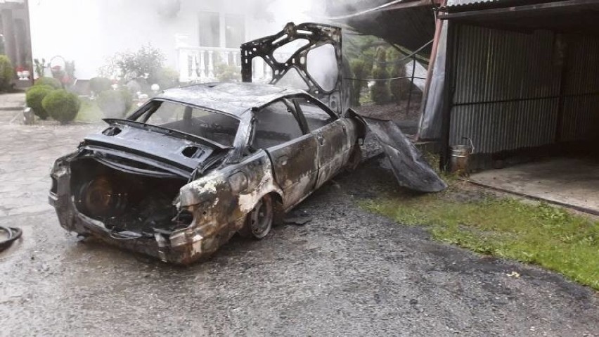 Posadowa Mogilska. Samochód osobowy spłonął doszczętnie