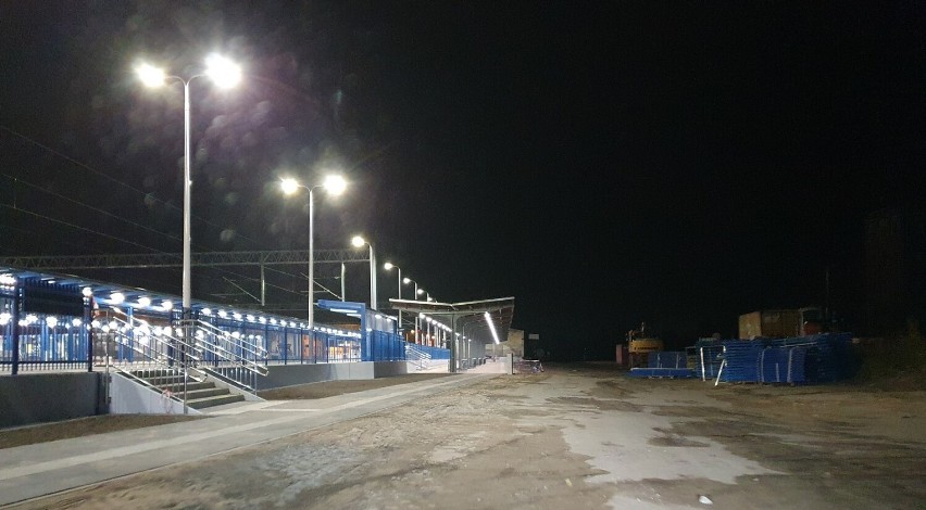 Nowy peron Dworca w Lesznie po zmroku rozświetla całą okolicę