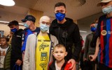 Robert Lewandowski spotkał się z Patrykiem Wysmykiem z Piotrkowa, odwiedził go w szpitalu w Barcelonie ZDJĘCIA