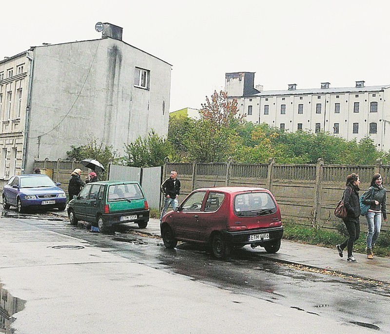 Budynek Herbapolu (w tle) jest dziś zupełnie  niedostępny