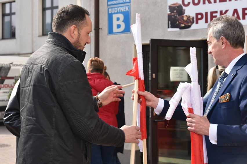 Rozdawali biało–czerwone flagi. Rozeszły się ekspresowo [ZDJĘCIA]