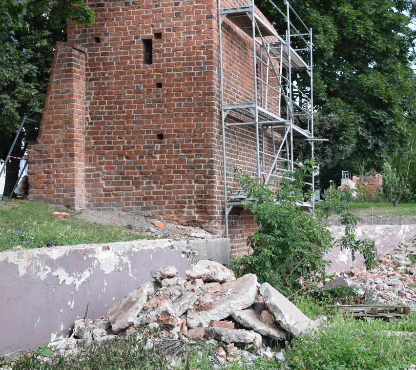 Trwa renowacja średniowiecznych murów. Powstanie zewnętrzne muzeum fortyfikacji [ZDJĘCIA]