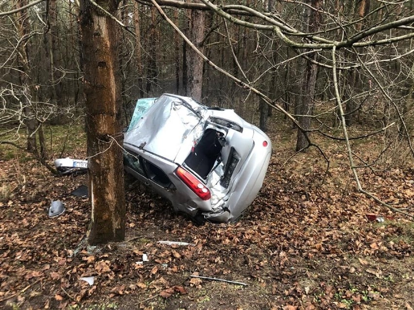 Osobowy ford fiesta wpadł w poślizg i uderzył w drzewo. Do...