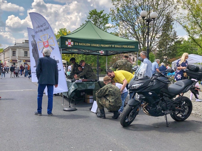 Defilada, złożenie kwiatów i pokazy sprzętu. W Białej Podlaskiej odbył się Piknik Wojskowy (ZDJĘCIA)