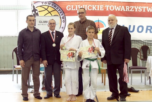 Zawodnicy Ahinsy podczas z medalami zdobytymi w Gliwicach