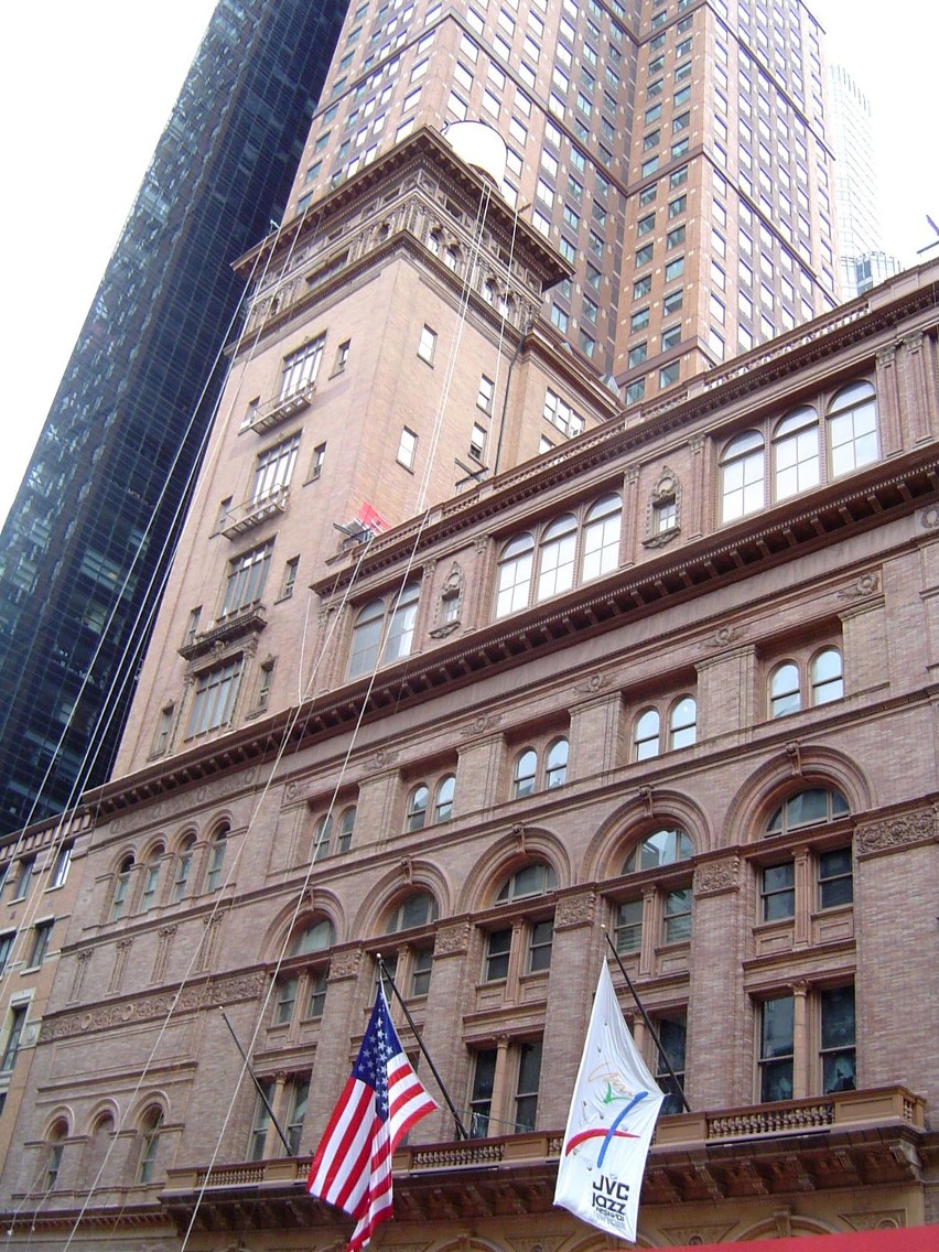 1890 – Rozpoczęto budowę Carnegie Hall w Londynie.