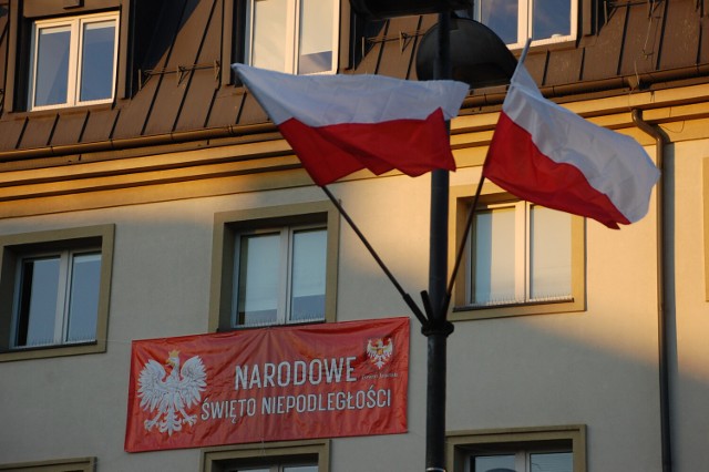 O Narodowym Święcie Niepodległości przypomina baner wywieszony na budynku Starostwa Powiatowego w Jaśle