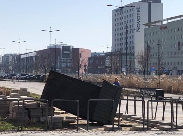 - Miał kaptur na głowie i zamaskowaną twarz - mówi świadek zdarzenia. - Nie widziałem momentu, jak przewrócił drewniany kibelek, ale sekundę później widziałem, jak uciekał.

Mężczyzna pobiegł w kierunku przystanku Centrum, gdzie wskoczył do tramwaju.

Zobacz zdjęcia, czytaj na kolejnych slajdach 