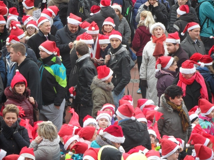 Bytom: Trzy i pół tysiąca Mikołajów na bytomskim Rynku [ZDJĘCIA, WIDEO]