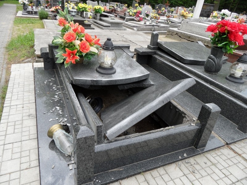 Dewastacja cmentarza przy parafii św. Jana Chrzciciela w Jaśkowicach. Wandale zniszczyli nagrobki