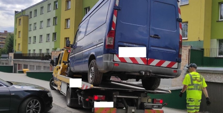 Straż Miejska usuwa wraki samochodów z ulic Jeleniej Góry!