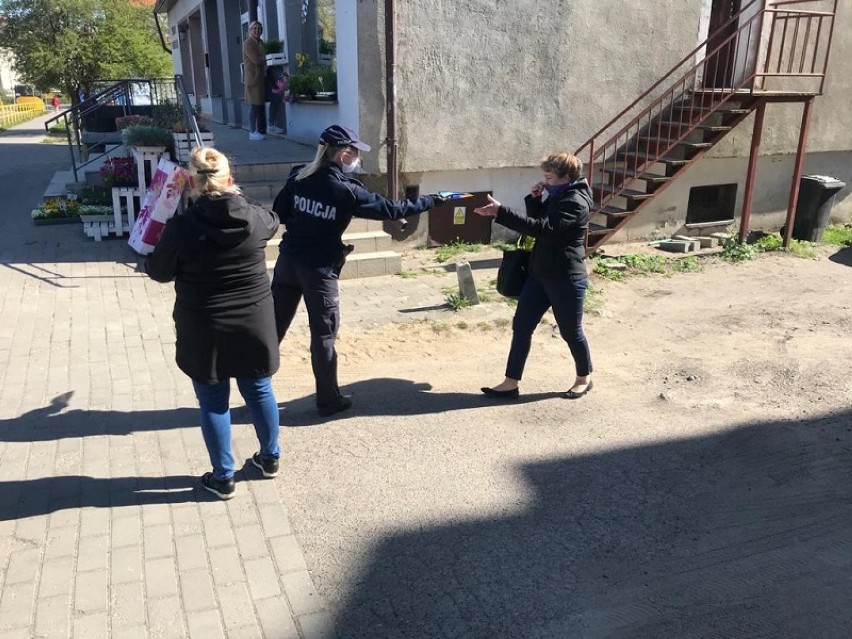 Policjanci rozdawali maseczki ochronne na ulicach i wyjaśniali, jak z nich korzystać [ZDJĘCIA]