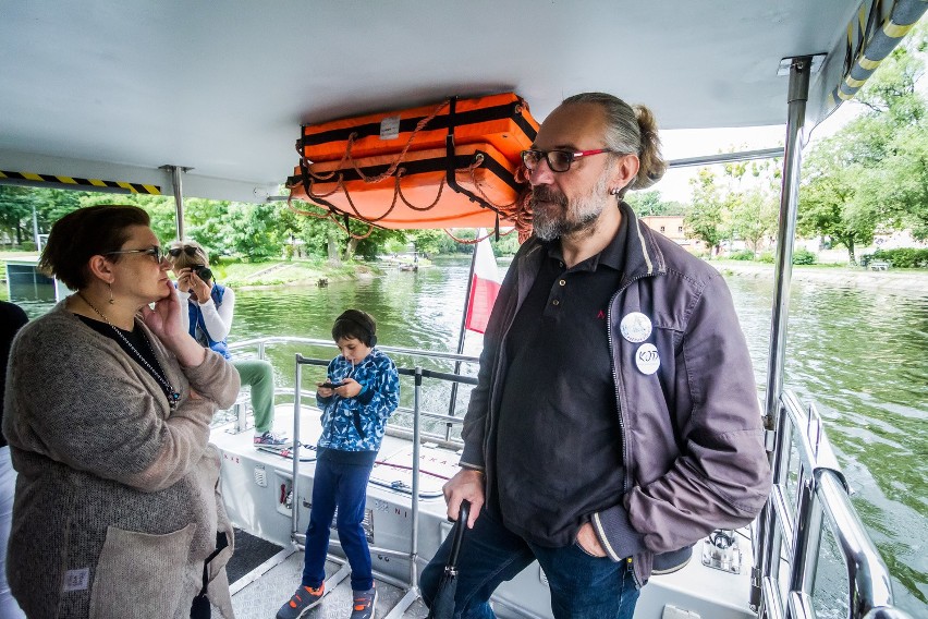 Kijowski tramwajem wodnym popłynął w stronę hotelu Słoneczny...