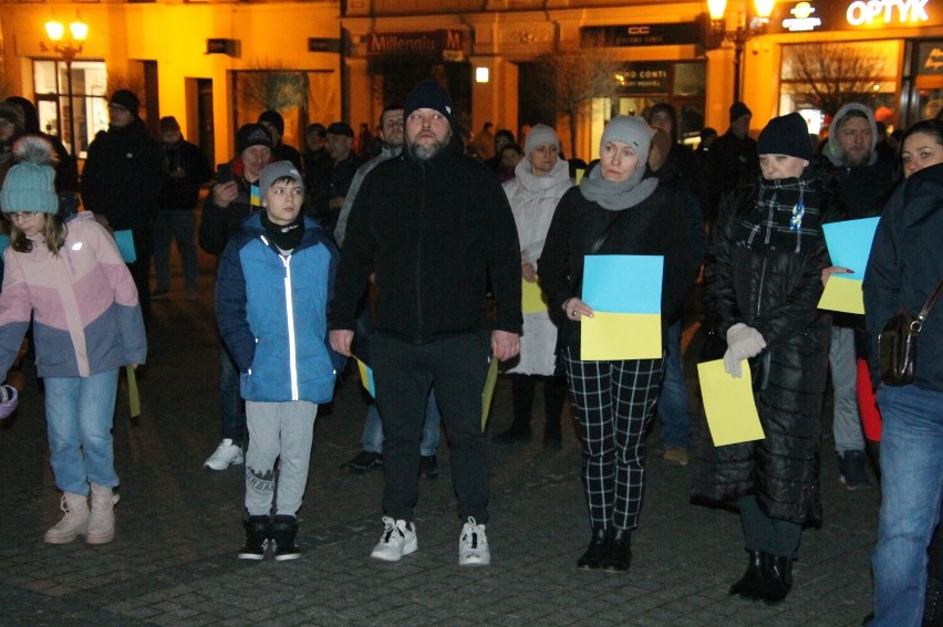 Setki krotoszynian wyszło na Rynek protestować przeciwko wojnie na Ukrainie [ZDJĘCIA + FILM]