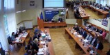 Sesja absolutoryjna w Zawierciu: prezydent Łukasz Konarski bez wotum zaufania, ale z absolutorium