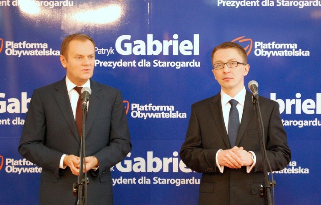 Premier Donald Tusk i kandydat na prezydenta Starogardu Patryk Gabriel podczas konferencji prasowej