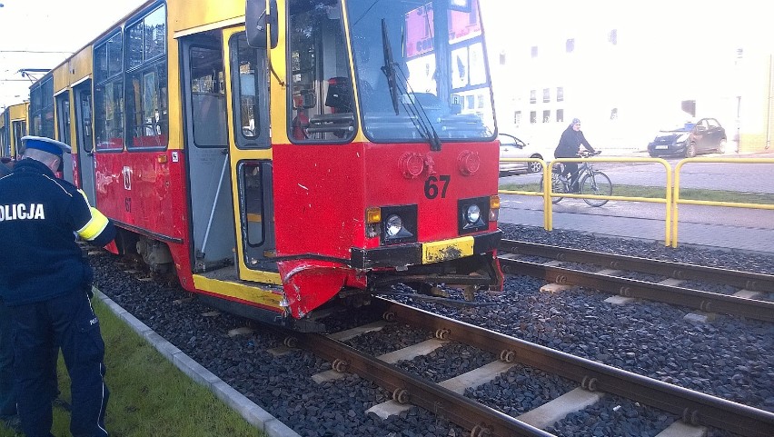 Kolizja dwóch "osobówek" i tramwaju w Grudziądzu. Dwie osoby...