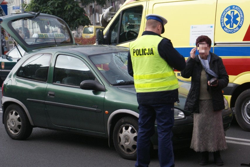 Na ulicy Górnośląskiej w Kaliszu samochód potrącił kobietę