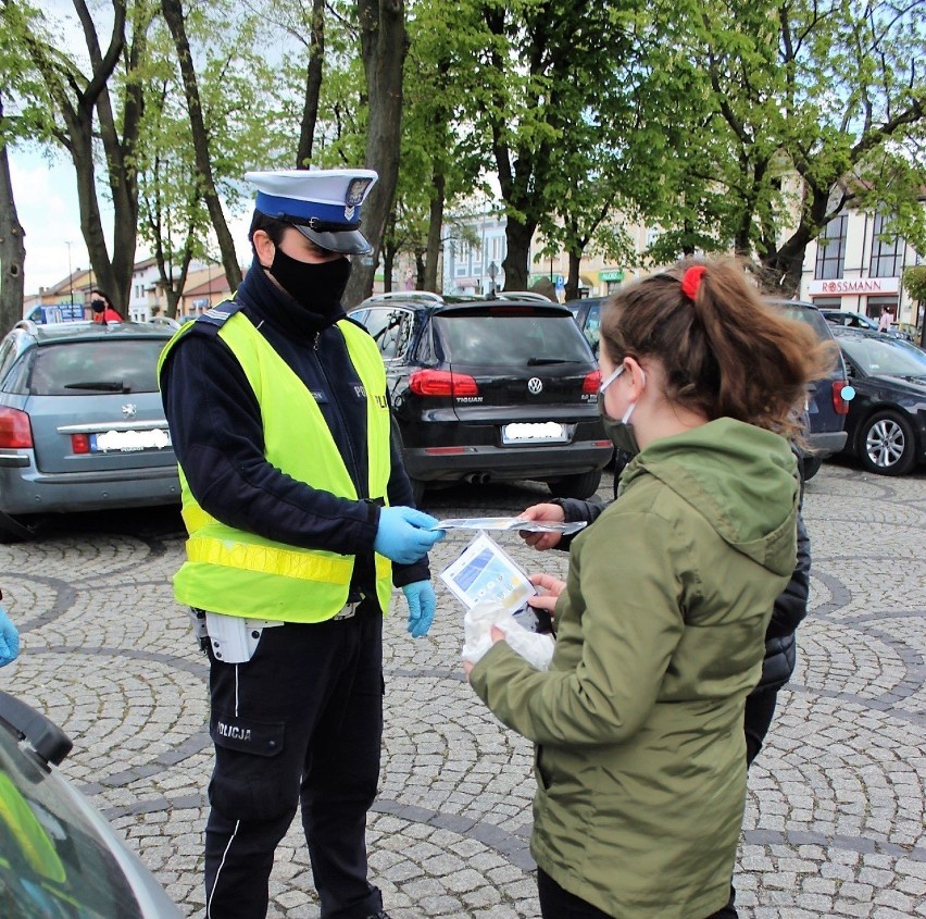 Koronawirus. Poddębice. Policja rozdaje maseczki ochronne. Kto je dostanie? 