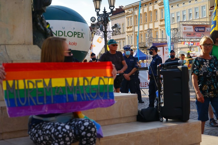 Protest na rzeszowskim Rynku w sprawie aresztowania Margot. "Władza wykorzystała policję do pokazu siły" - mówili aktywiści