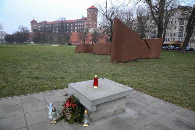 Koncepcja wzniesienia pomnika Armii Krajowej (w głębi jego makieta) jest lansowana od 2009 roku